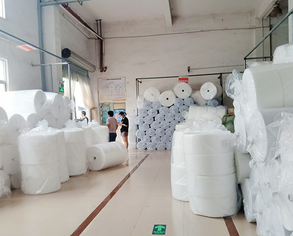 功夫不負有心人，這句話，小編想送給剛拿下120噸口罩針刺棉訂單的東莞智成纖維業務符經理。每一場合作的背后，都不是一件容易的事，能成功合作，或是客戶覺得合作方品牌可靠，亦或是相關人員服務周到。 6月17日，東莞智成纖維業務符經理終于獲得深圳鐘先生的認可?；貞浧鹋c深圳鐘先生初見，是兩天前的6月15日，這次登門拜訪，是深圳鐘先生上門考察東莞智成纖維。此次考察智成，獲得了深圳鐘先生的極大認可，從鐘先生口中得知，鐘先生此前對比了很多廠家，但只有東莞智成纖維的環境衛生能達到他的標準，這也是智成人平時做好7s管理的體現。 6月15日當天下午東莞智成纖維業務吳總監到深圳和鐘先生協商價格、合作等問題。晚上11點，智成纖維業務符經理不辭辛勞，把剛打好的樣品送到深圳，讓鐘先生試樣。 第三、第四次，是6月16日，符經理帶上張技術上門進行技術指導。前前后后兩天時間，終得深圳鐘先生一句：合同馬上簽給你。 前有劉備三顧茅廬，后有智成符經理4次登門拜訪，兩者終得盡善盡美。東莞智成纖維的每一位銷售人員，秉承著用心、不懈怠任何一位客戶的工作態度，為客戶服務著。
